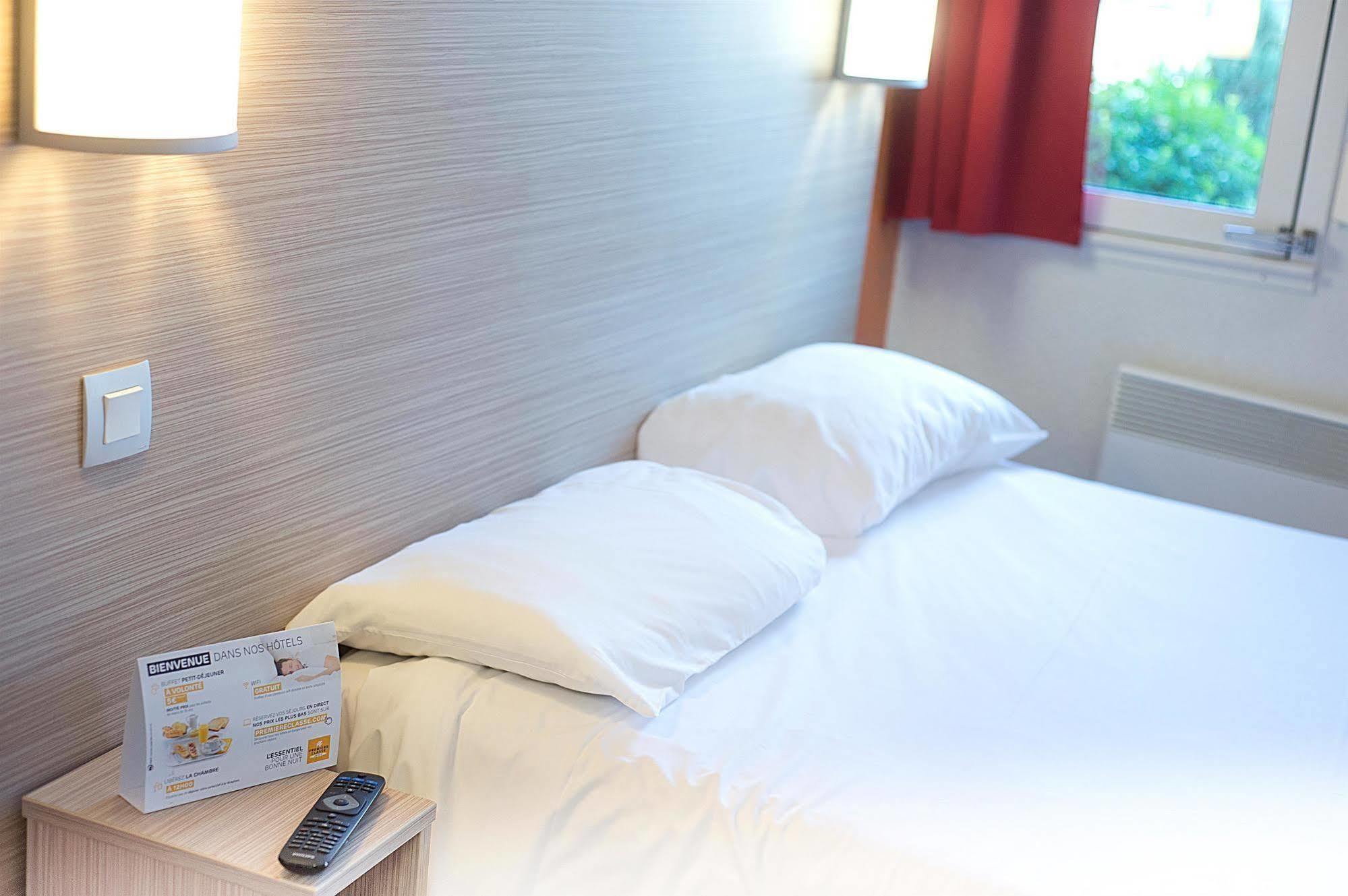 เพอมิเย่ คลาสเซ่ เคลอร์มองต์ เฟอร์รองด์ ซูเดอบิแยร์ Hotel โอบิแยร์ ภายนอก รูปภาพ